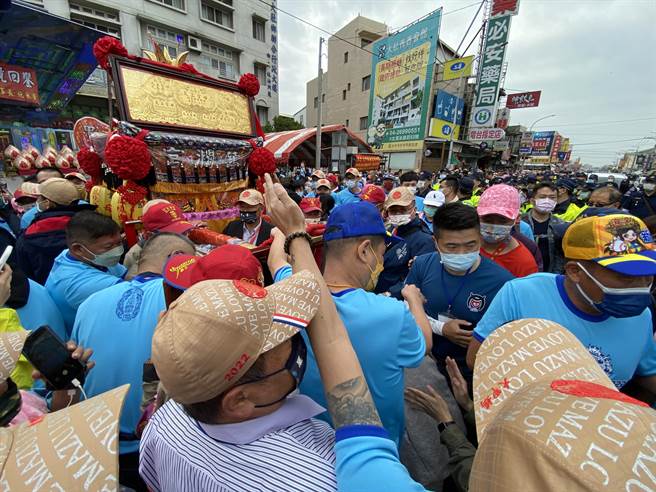 大甲媽祖回鑾由大肚區進中市，信徒在大肚區公所前設香案團拜舞台，鎮瀾宮董事長顏清標、前立委顏寬恒父子到場參與祭拜。（陳淑芬攝）