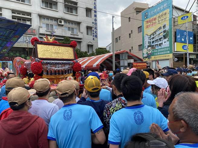 大甲媽祖回鑾由大肚區進中市，虔誠信徒熱情相迎。（陳淑芬攝）