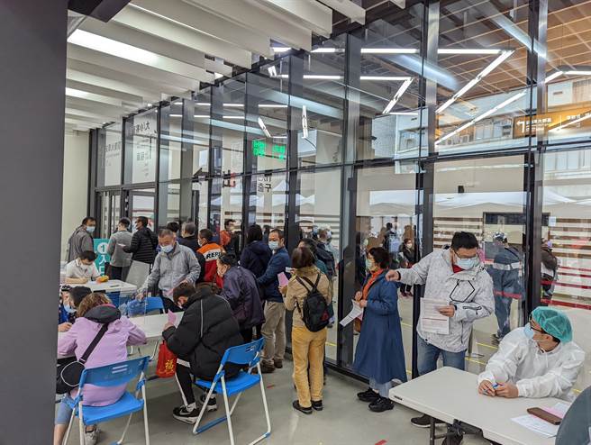 4月16日上午基隆港务公司疫苗施打站一早排满人潮。（陈敬哲摄）