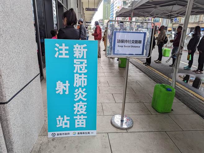 4月16日上午基隆港务公司疫苗施打站一早排满人潮。（陈敬哲摄）
