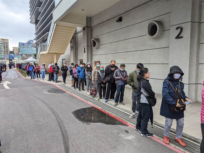 4月16日上午基隆港务公司疫苗施打站一早排满人潮。（陈敬哲摄）