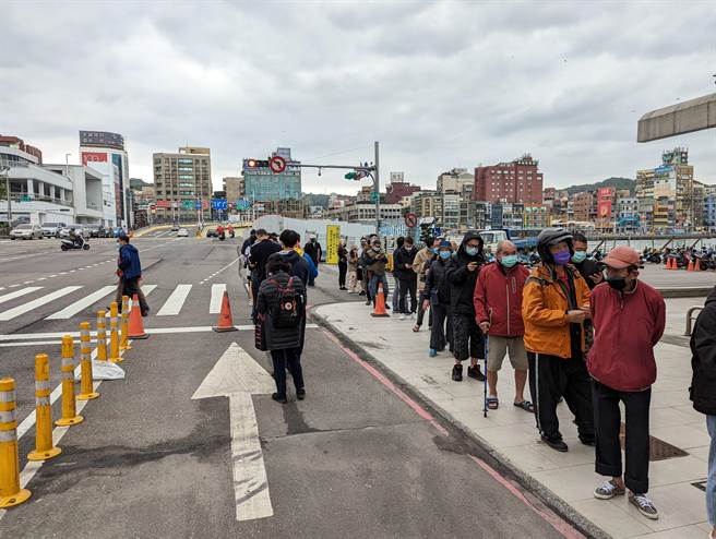 4月16日上午基隆港务公司疫苗施打站一早排满人潮。（陈敬哲摄）