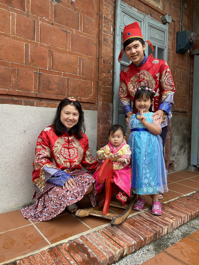许多家长会穿上传统服装，和宝宝一起在莲潭郭家百年古厝留下独特的古礼周岁照。(图片提供/高雄市古厝文化协会)