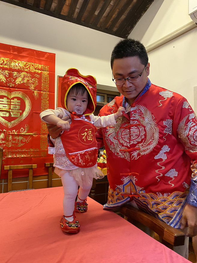 宝宝穿上虎衣虎帽，让避邪镇煞、带来富贵好运的虎将军庇佑平安长大。(图片提供/高雄市古厝文化协会)