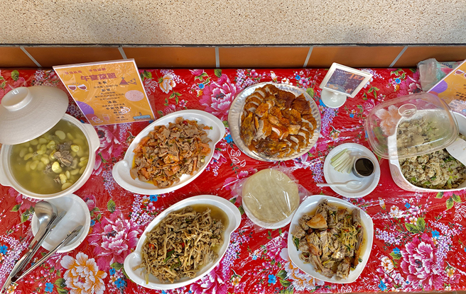 午餐准备古早味的农村美食割稻仔饭、食蔬及甜品等。(图片提供/高雄市古厝文化协会)