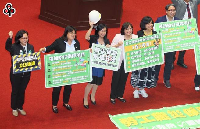 劳工职业灾害保险及保护法去年完成三读，拟在今年5月1日上路。（报系资料照）