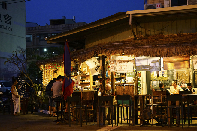 来自远方的船员上岸喝酒，邻居朋友当自家聚会场所，「海边的格瓦拉」点亮角落那盏灯，搜集人们的故事。(摄影/Cindy Lee)