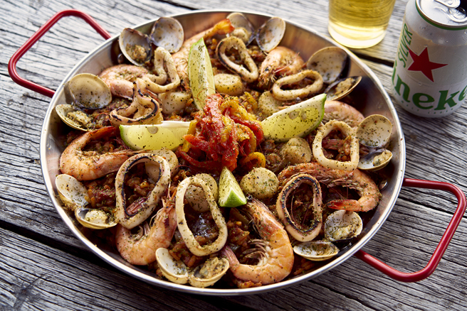 西班牙海鲜饭加入鸟嘴喙红椒，独特烟熏味搭配满满海鲜，挤一点柠檬让风味更平衡。(摄影/Cindy Lee)