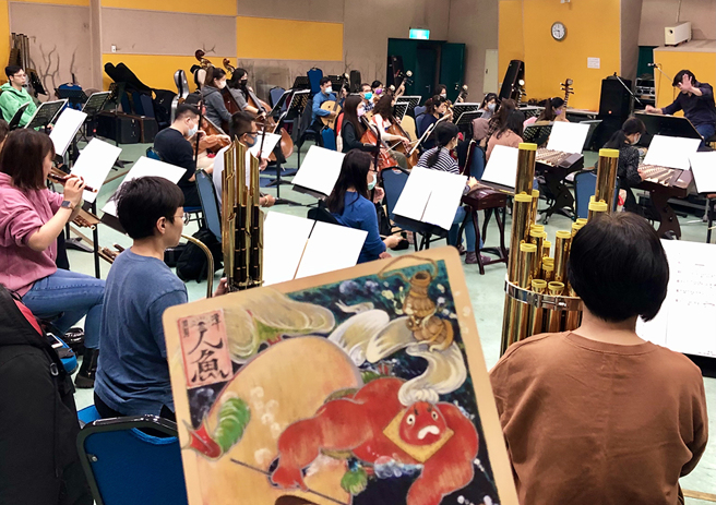 音乐绘类似小歌剧，结合布景、灯光、故事、影像和演员，指挥不仅要表现乐曲，也要同时关注其他细节。(图片提供/高雄爱乐)