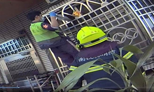 南投员警化身「蜘蛛人」身手俐落，不破门终于将瘫坐沙发83岁叶姓老翁瘫送医。（民眾提供／卢金足南投传真）