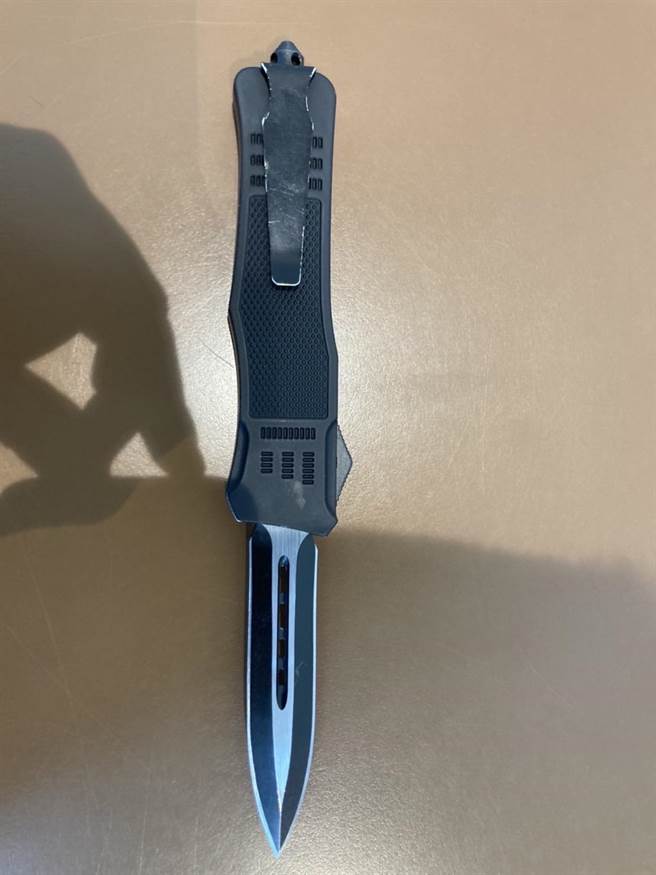 警方在杨男身上查获匕首。（警方提供）