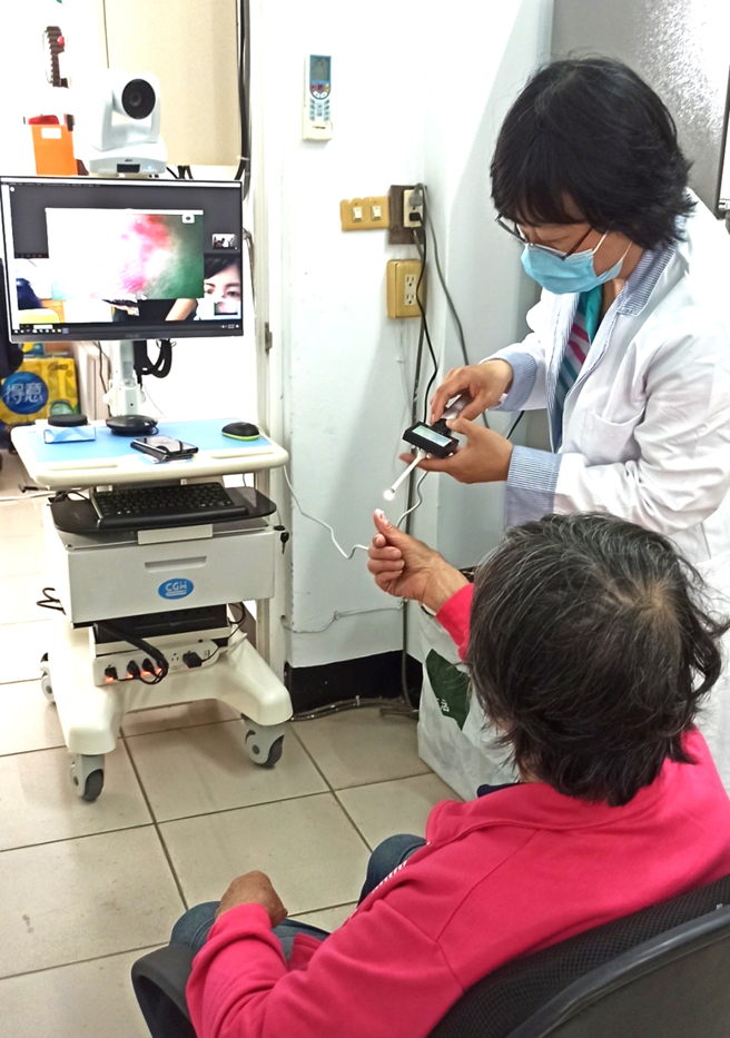 高雄長庚的利用遠距醫療系統，提供全時段、多專科的會診服務，利用高解析度的數位「五官鏡」即時看診，免除病患舟車勞頓之苦，也有效提升偏鄉資療資源。(圖片提供/高雄長庚紀念醫院)