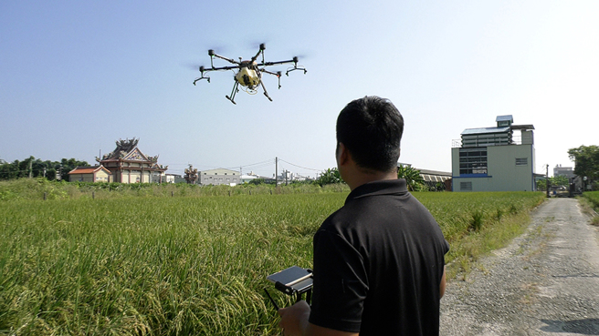 農友經由智慧農業補助計畫，購置無人植保機，以農用無人機取代人工噴藥，效率大大提升，且用藥量更大幅降低。(圖片提供/高雄市政府農業局)