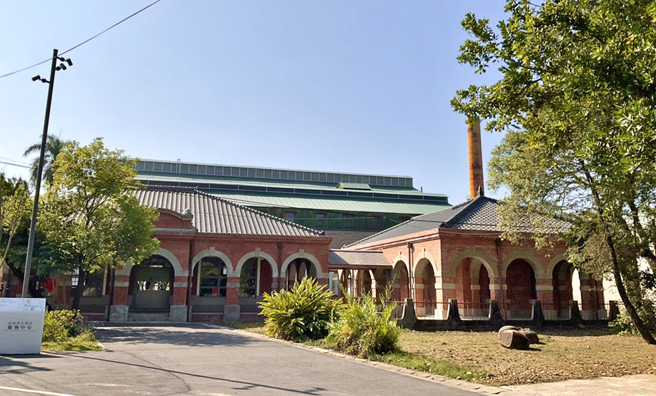 拥有百年歷史的旗山糖厂，老樟树伸枝展叶送上凉爽庇荫，与日式办公厅、红砖仓库群等老建筑相互借景。(图片提供/高雄市政府都发局)