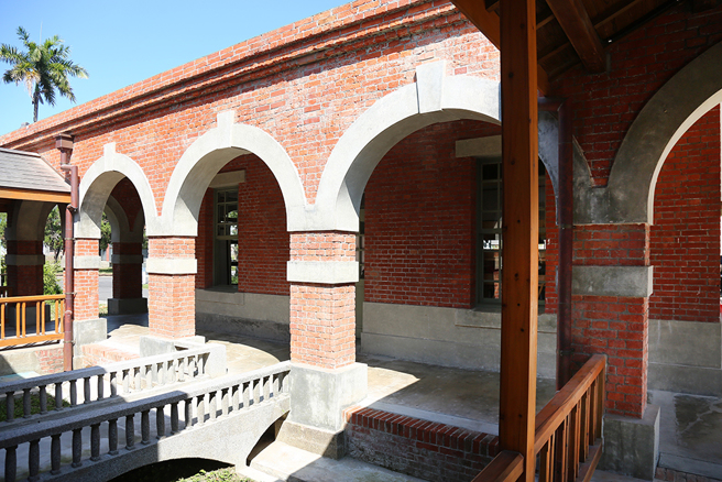 古朴的砖造厂房，光阴留驻在旗山糖厂每一个古色古香的角落。(摄影/Carter)