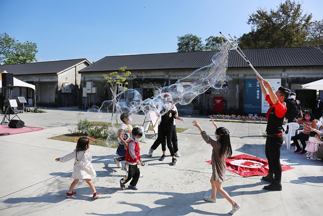 活动当天，除了农产品展售，园内也邀请街头泡泡艺术家现场演出，结合艺术与购物、食农教育，增加农游的精彩沈浸感。(摄影/Carter)