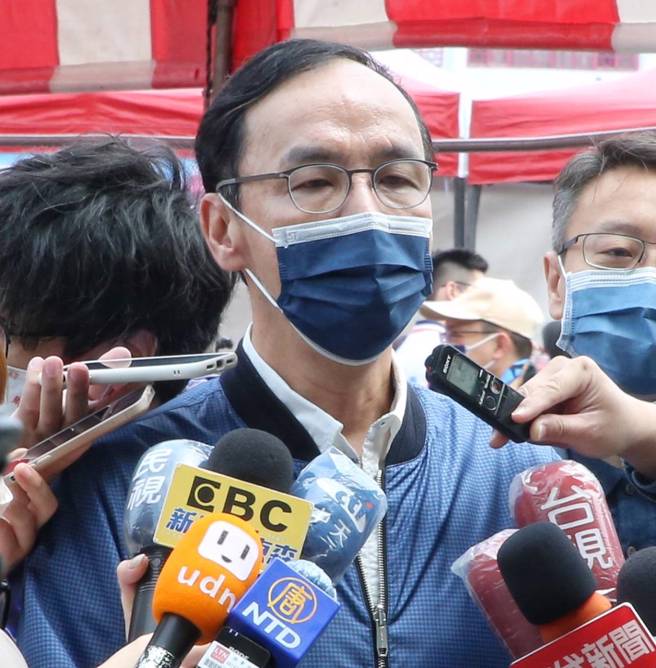 國民黨主席朱立倫（前）16日出席2022讓生命發光－愛心園遊會活動，會前接受媒體訪問。（趙雙傑攝）