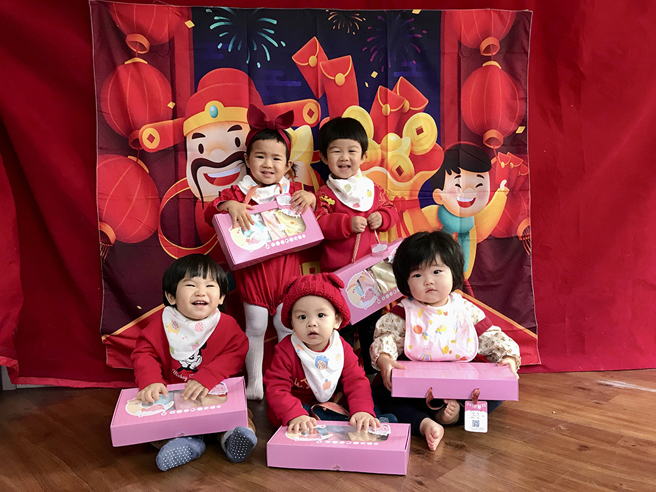 2022年1月1日起，高雄市民只要辦理新生兒出生登記，即可領取1份新生兒禮包。(圖片提供/高雄市政府社會局)