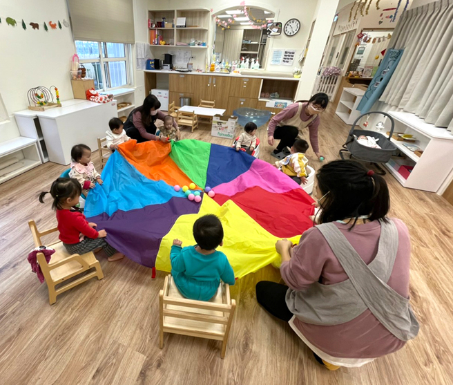 美濃社區公共托育家園依據嬰幼兒月齡規劃適當的個別教保活動，並在教程與活動中融入在地客家、原民、新住民文化，增加跨族群學習機會。(圖片提供/高雄市政府社會局)