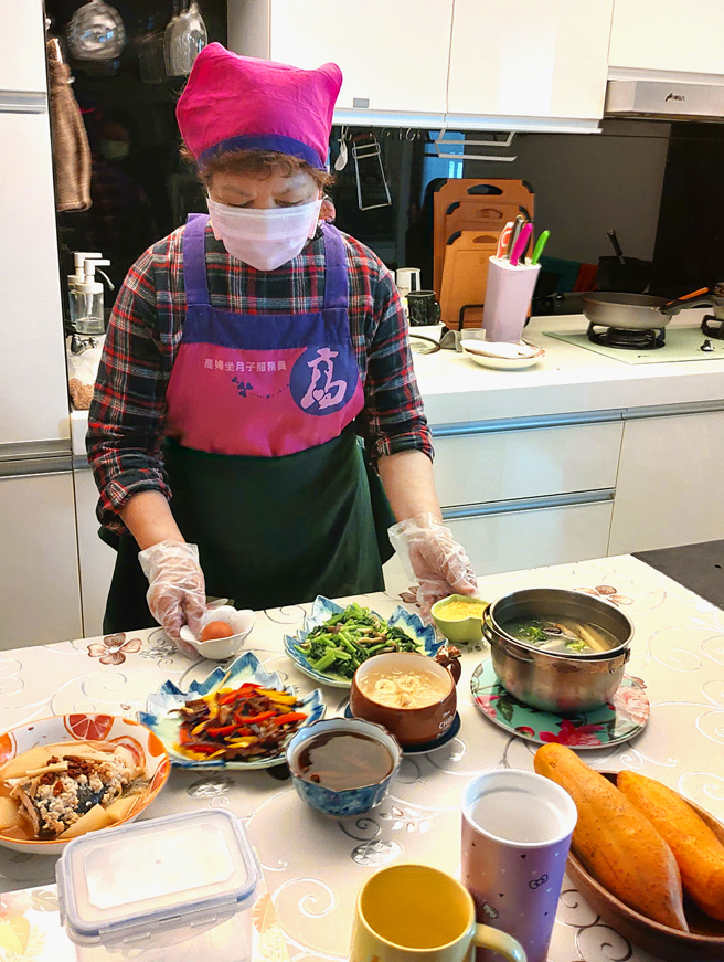 高雄市「坐月子到宅服務」，坐月子服務員可以到府提供客製化服務，除照顧產婦與新生兒外，也協助簡單家務與製作月子餐。(圖片提供/高雄市政府社會局)