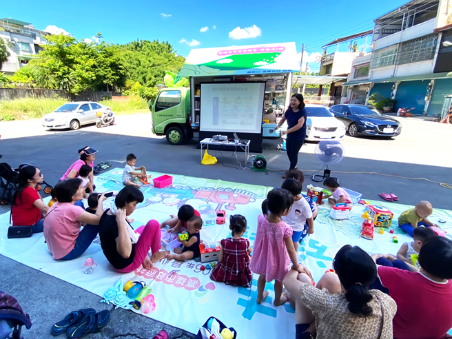 育兒資源車以巡迴服務的模式將資源帶進社區，「青瘋俠1號」滿載玩具、繪本、圖書等物品來到社區，並藉由有趣的活動體驗增加親子互動。(圖片提供/高雄市政府社會局)