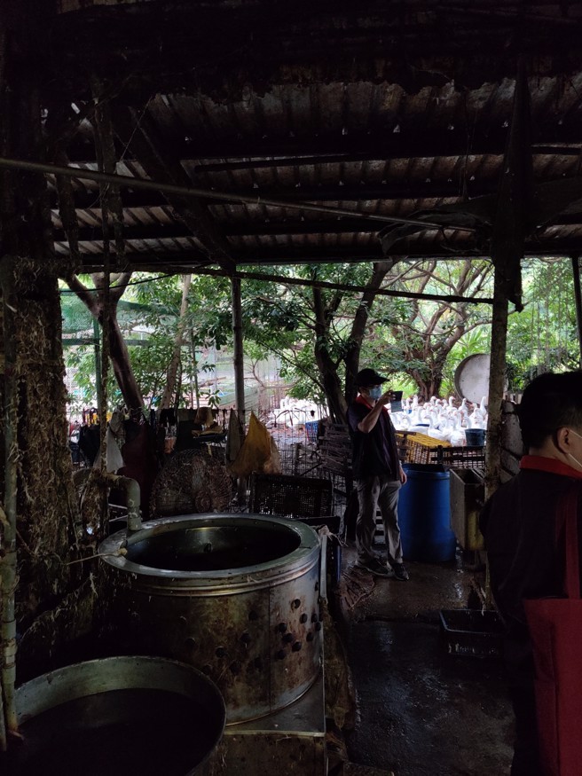 遭查获的新北屠鹅场，机器上布满鹅毛。（警方提供）