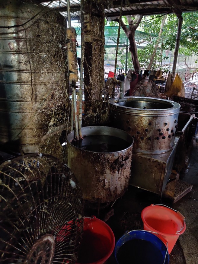 遭查获的新北屠鹅场，机器上布满鹅毛。（警方提供）