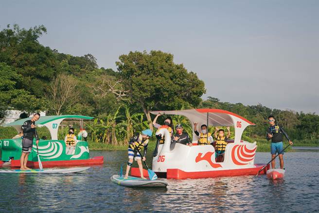 新竹市青草湖本月起啟動SUP立式划槳、天鵝船水上活動，適合全年齡族群。（陳育賢攝）