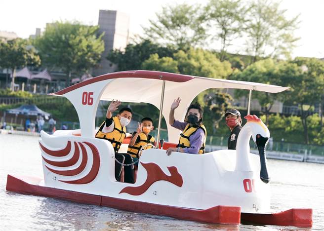 新竹市青草湖本月起啟動SUP立式划槳、天鵝船水上活動，適合全年齡族群。（陳育賢攝）