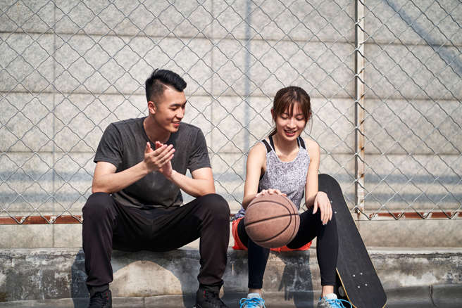 星座运势网站分析搭讪12星座的秘诀，狮子座被夸奖就会放下心防，摩羯座聊工作最起劲。（示意图／shutterstock）