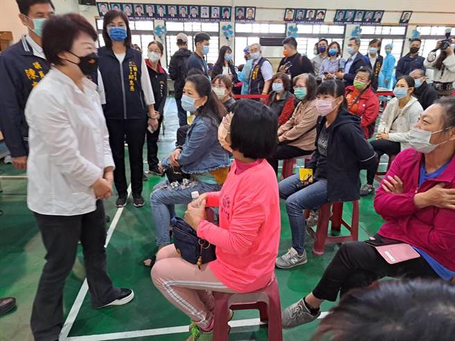 台中市長盧秀燕今天視察豐原區豐圳里活動中心快打站，並關心民眾施打情形。。（陳世宗攝）