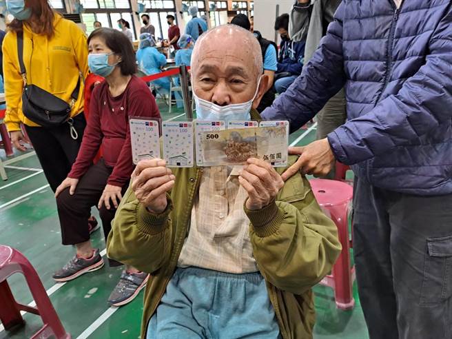 豐原區87歲的林老先生，今天在兒子陪同下，前往豐圳里活動中心快打站施打第三劑。（陳世宗攝）