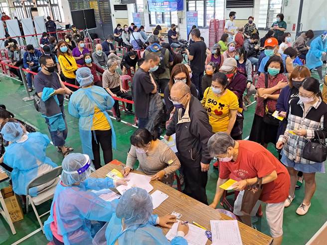 豐圳里活動中心快打站今天規畫約施打1000人，但到10時30分就有700多人施打，民眾施打非常踴躍。(陳世宗攝)