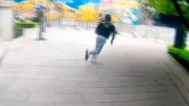 彭男拔腿狂奔逃逸。（警方提供）