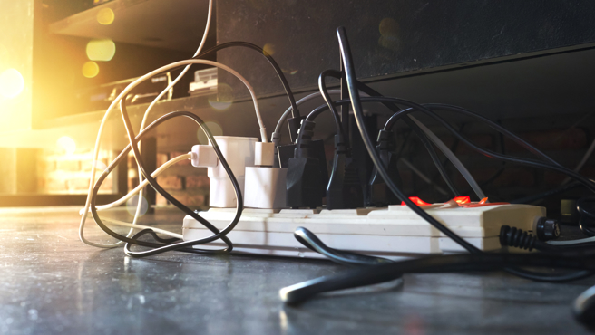 台電表示，電器的插頭平常要注意有沒有積灰塵或毛髮，若遇到比較潮濕的環境，可能會造成積汙導電，就容易發生火災。（圖／示意圖，達志影像）