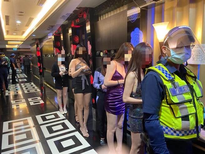 三民一分局针对辖内19家特种娱乐场所实施扩大防疫稽查，小姐们穿着细肩小洋装排排站接受检查。（翻摄照片／高雄洪靖宜传真）