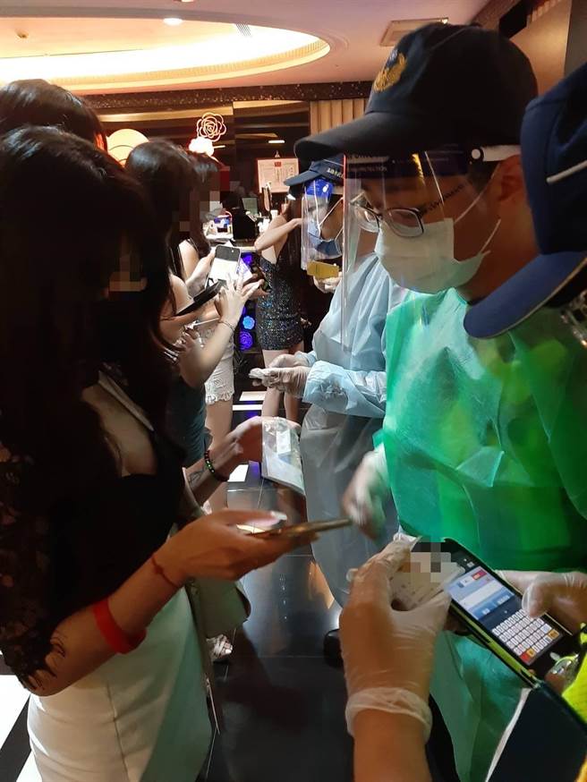 三民一分局针对辖内19家特种娱乐场所实施扩大防疫稽查，小姐们穿着细肩小洋装排排站接受检查。（翻摄照片／高雄洪靖宜传真）