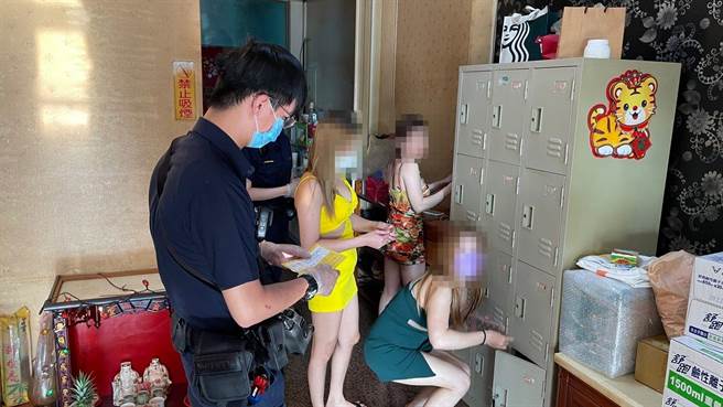 凤山分局针对娱乐场所稽查。（翻摄照片／高雄洪靖宜传真）