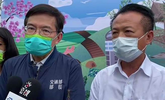 中央祭出打第三劑疫苗才能出團旅遊，交通部長王國材表示，協助旅客拿回更多團費。（廖素慧攝）