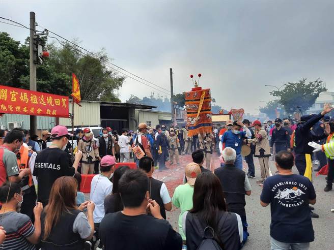 大甲妈遶境銮驾今天沿台中市海线回銮，沿途信眾夹道恭迎妈祖。(民眾提供)