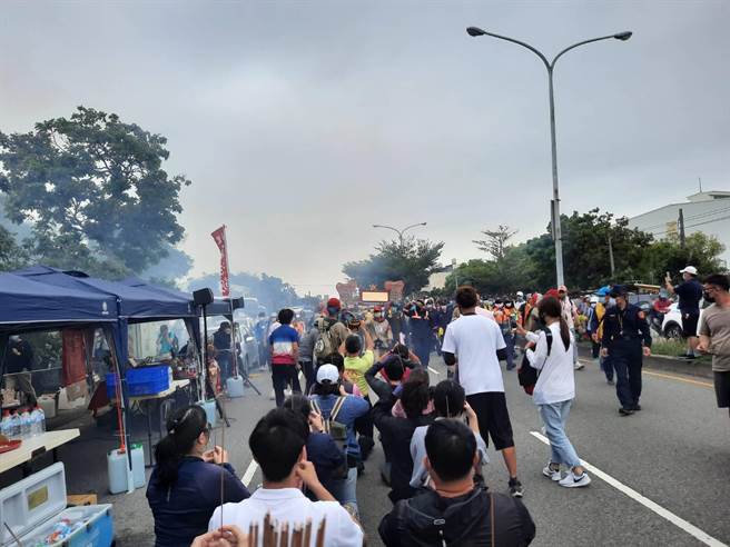 大甲妈遶境銮驾今天沿台中市海线回銮，沿途信眾夹道恭迎妈祖。(民眾提供)