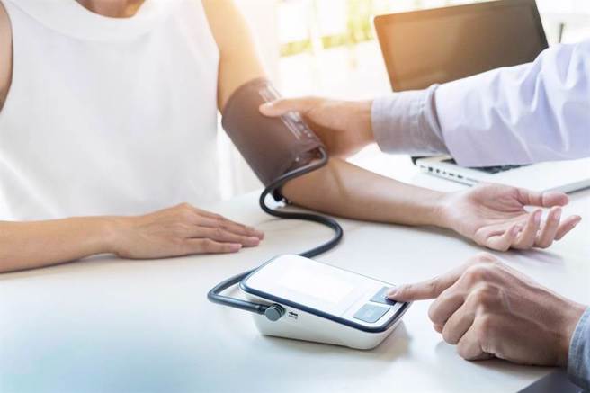 研究：两手血压落差 可检视心血管疾病风险。(示意图/Shutterstock)