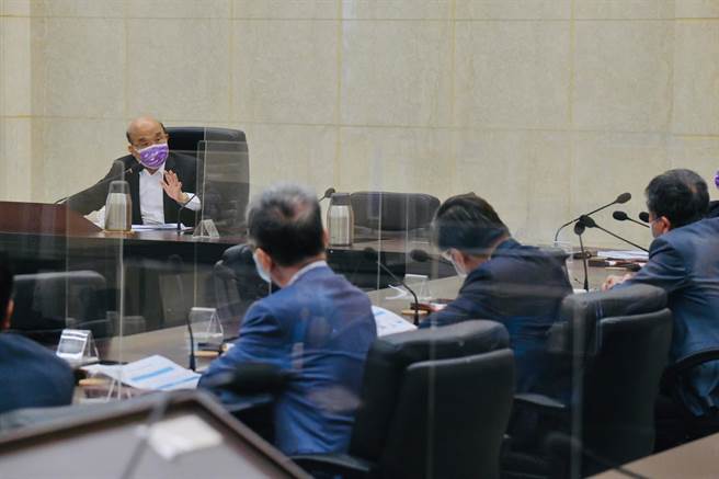 行政院長蘇貞昌今天再度召開擴大防疫會議，指示指揮中心跟相關部會，在民眾購買快篩試劑的熱點增加鋪貨量。（行政院提供）