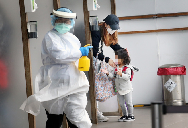 本土確診數狂飆，醫師認為台灣最該加強這件事。（范揚光攝）