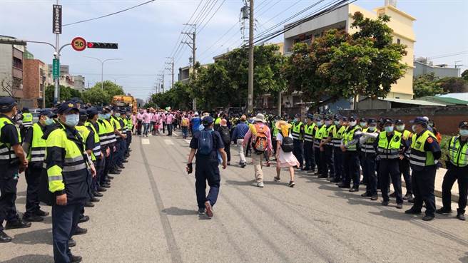 为期9天8夜的大甲妈祖遶境16日凌晨3时许自中市乌日区大度桥回銮进入中市，乌日警分局布署优势警力，严阵以待。（台中市乌日警分局提供／陈淑芬台中传真）