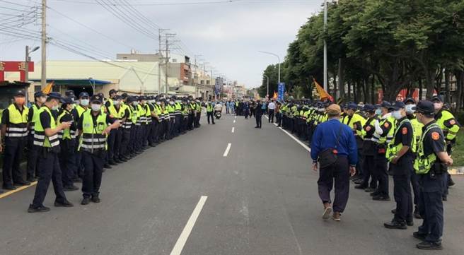 为期9天8夜的大甲妈祖遶境16日凌晨3时许自中市乌日区大度桥回銮进入中市，乌日警分局布署优势警力，严阵以待。（台中市乌日警分局提供／陈淑芬台中传真）