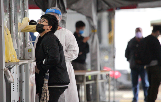 年截至昨日为止，已累计7489人染疫，台湾本岛全沦陷，就连澎湖县也零确诊破功，唯一净土仅剩连江县，目前全台有12县市累计确诊病例破百，地图灯号已转为深咖啡色灯号。（图／示意图，记者张铠乙摄影）