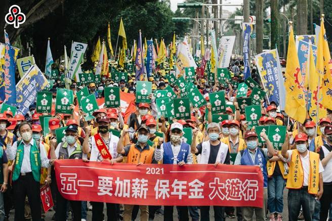 去年五一行動聯盟動員多個工會、超過3000人參加五一遊行。（報系資料照）