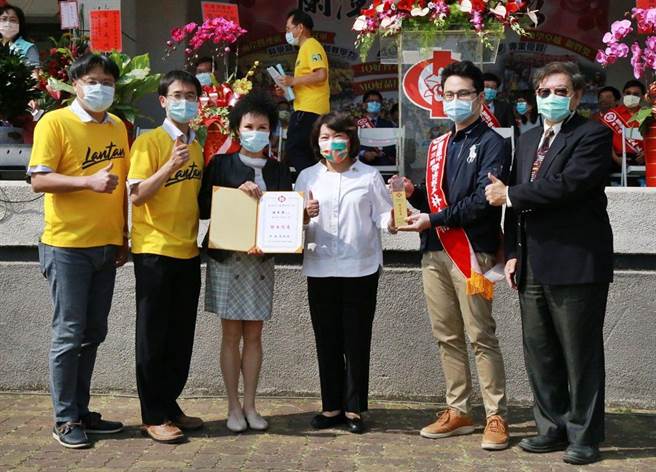 已故毒物专家林杰梁医师获追颁兰潭国中杰出校友，谭敦慈护理师偕同儿子代为领奖。（廖素慧摄）