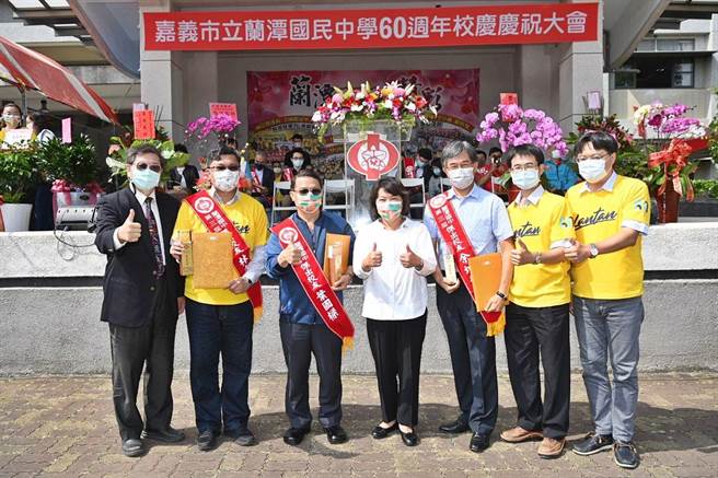 嘉义市前后3任教育处长同获表扬为兰潭国中杰出校友，接受市长黄敏惠颁奖。（嘉义市政府提供／廖素慧嘉市传真）